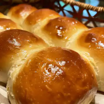 Classic dinner rolls taken with iphone 15 pro max --iw 2 --ar 4:5 --v 6.0 --raw