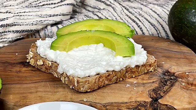 easy spicy cottage cheese toast